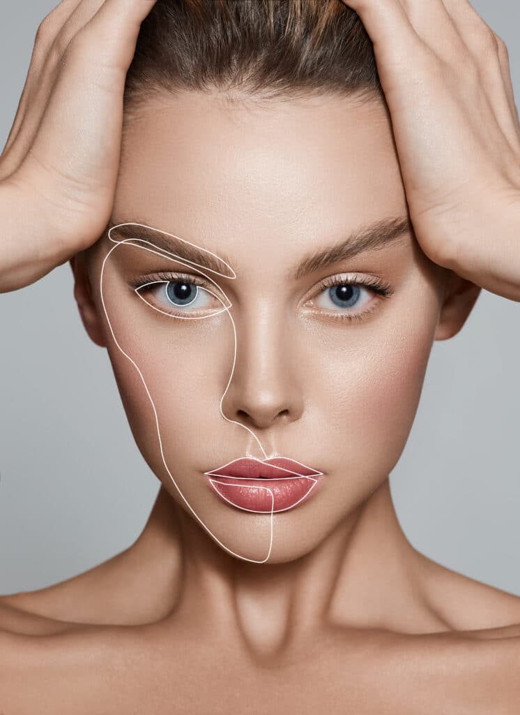 Contour Visage Beauté : Traits Féminins et Lèvres Visage de femme blonde aux yeux bleus, mains tenant les cheveux, avec un contour blanc esquissant les traits du visage et des lèvres.